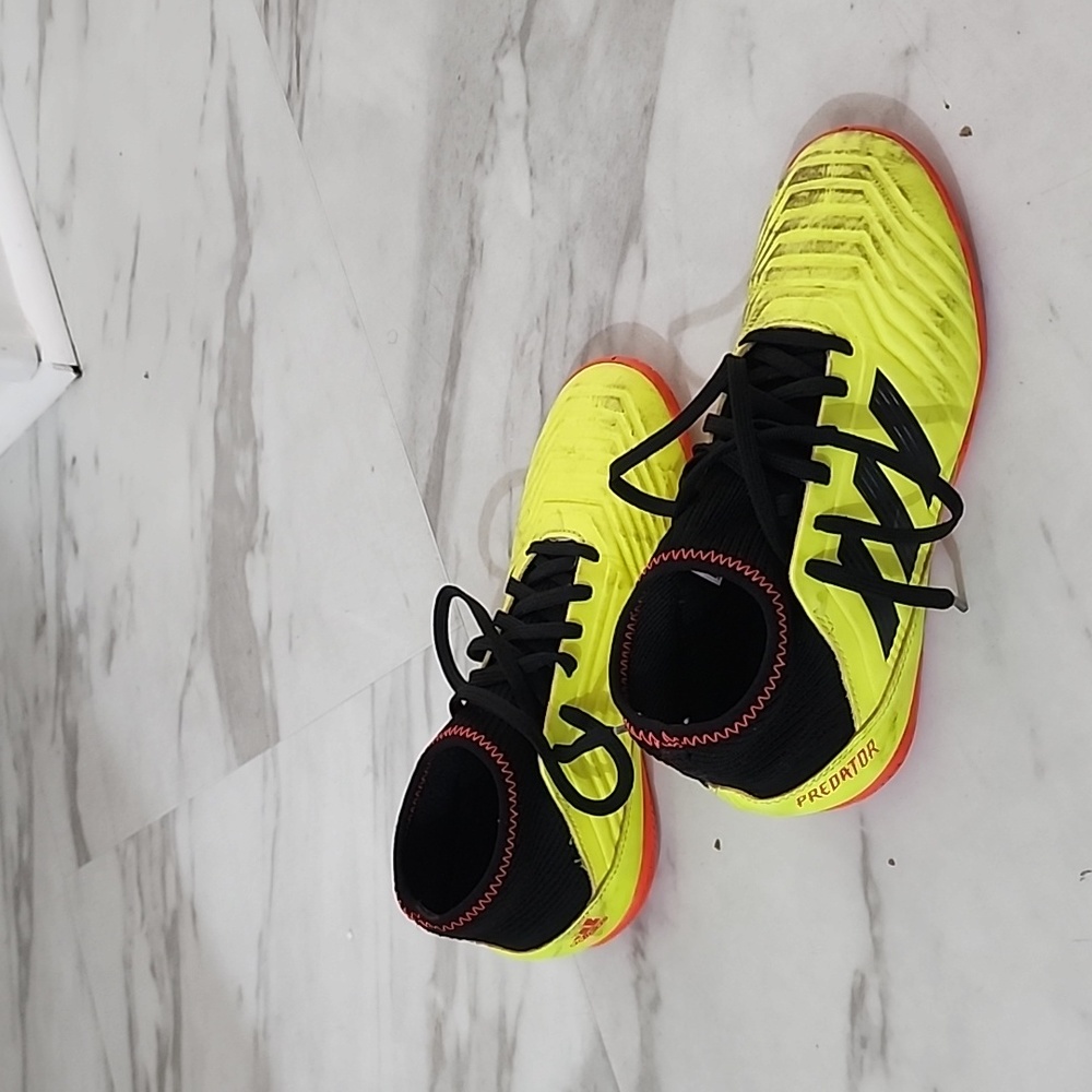 Boys soccer shoes, gently worn